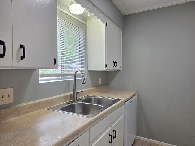 Building Photo - 1811 Magnolia Dr