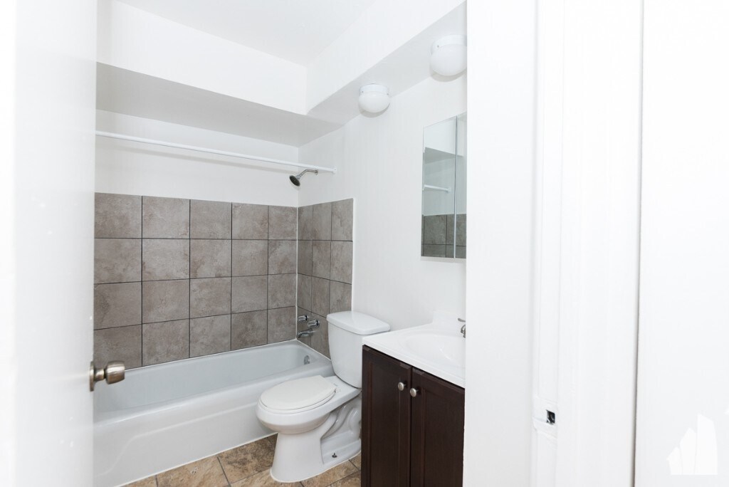 Building Photo - 1515 W Morse Ave