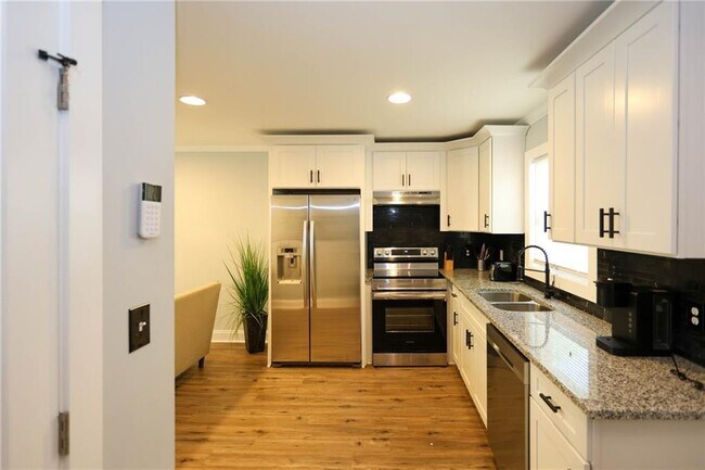 Building Photo - 1809 Vesta Ave