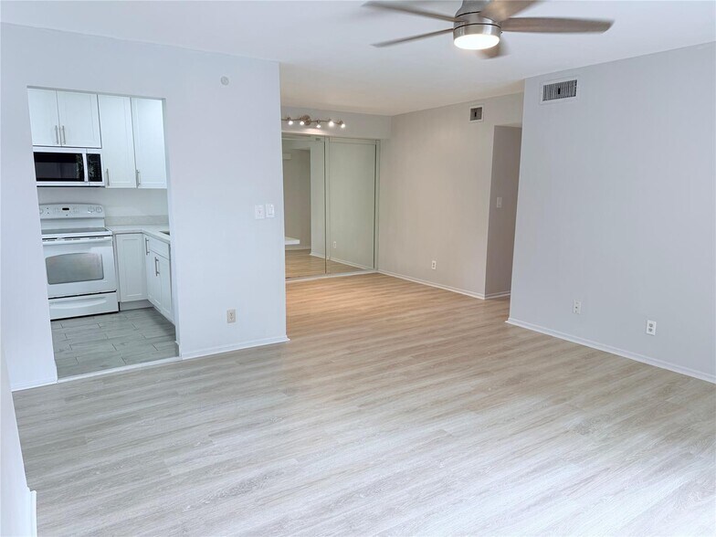 Building Photo - 117 Gardens Dr
