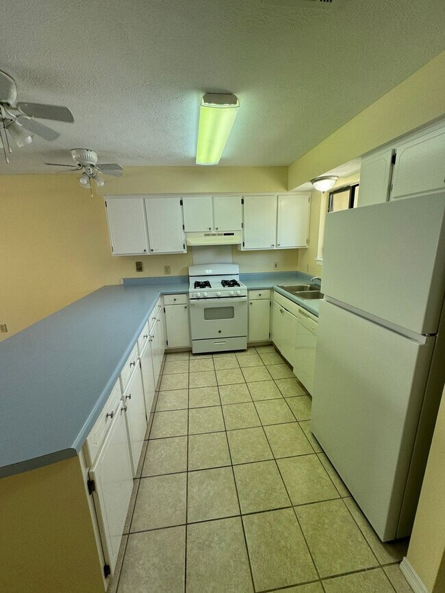 Building Photo - Great Two Bedroom-Freshly Remodeled-$500.00 off first months rental rate with approved application!