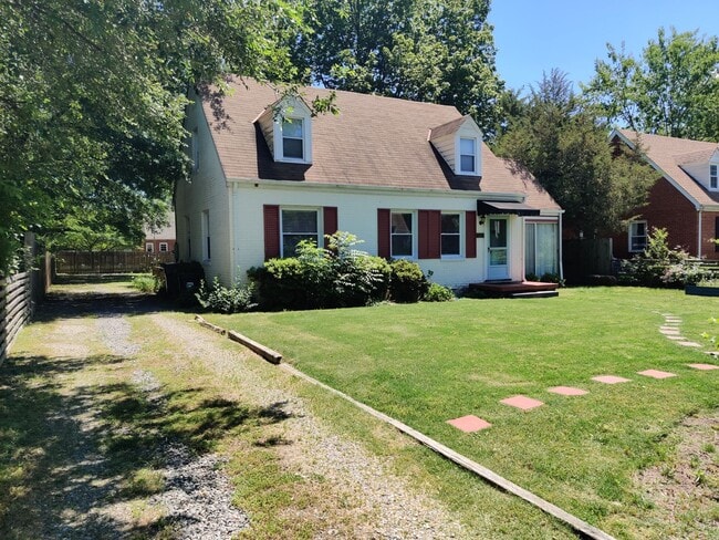 Building Photo - 3 bedroom home with a detached garage