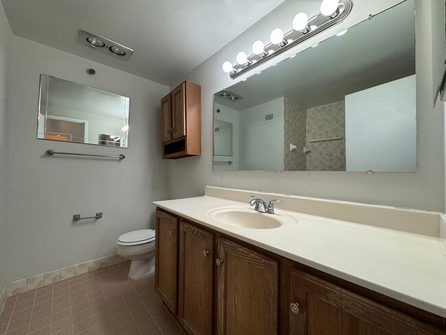 Building Photo - Bright and Spacious 1 Bed 1 Bath Condo Wit...