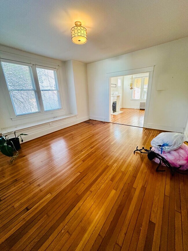 Building Photo - Gorgeous 4bdrm/1.5bth Home Located on Seminary Avenue in Richmond's North Side!!