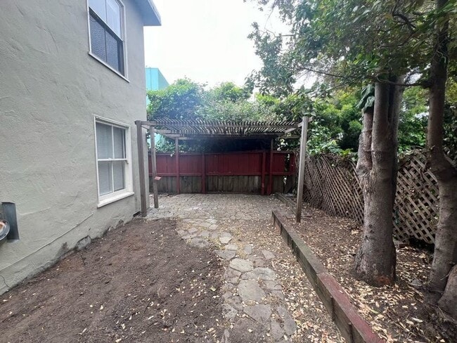 Building Photo - 1213 University Ave