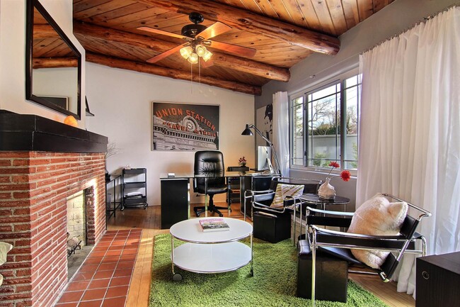 Building Photo - 303 Aliso Dr SE