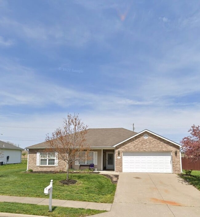 Building Photo - 3BR/2BA with neighborhood pool included!