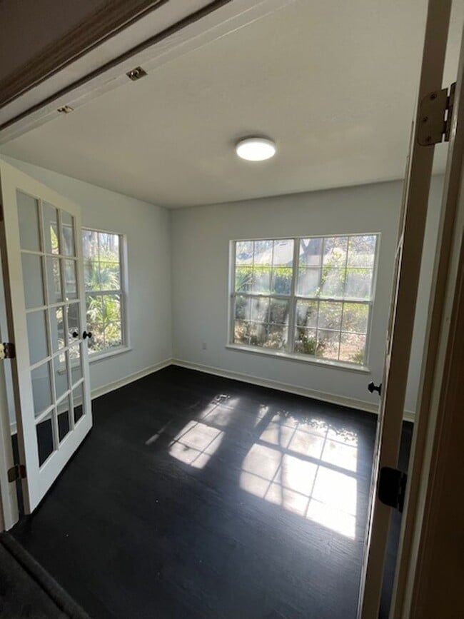 Building Photo - Beautiful and completely Renovated 3/2 fen...