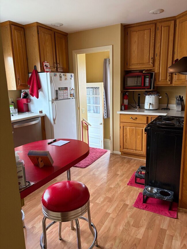 Building Photo - Charming Two-bedroom house