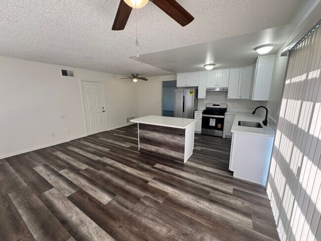 Building Photo - Gorgeous Remodeled 3+2 - $2600
