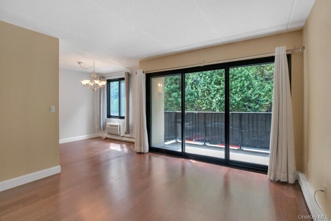Building Photo - 128 Colonial Pkwy