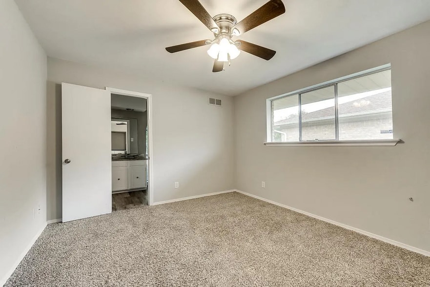 Building Photo - 5806 Everglade Rd