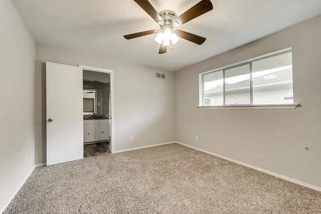 Building Photo - 5806 Everglade Rd