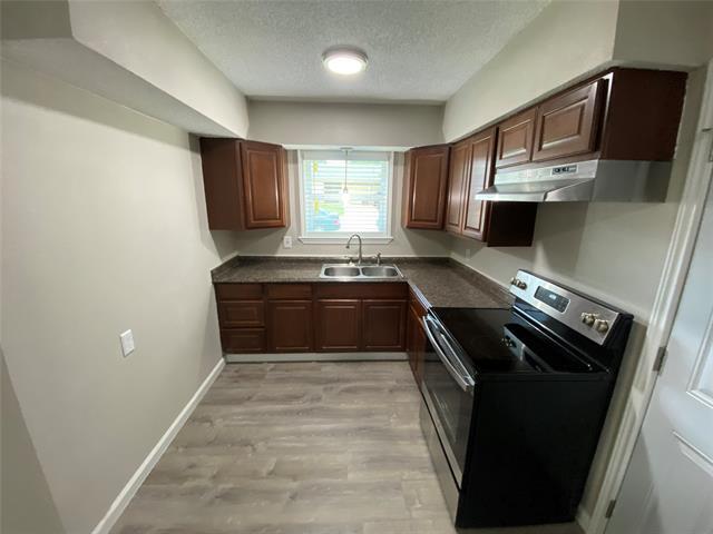 Building Photo - 2434 Lakeshore Dr
