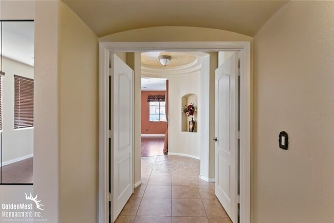 Building Photo - Beautiful 4Bdm 2.5Ba Tuscan-Inspired Home Located in the Norterra Area of Phoenix!