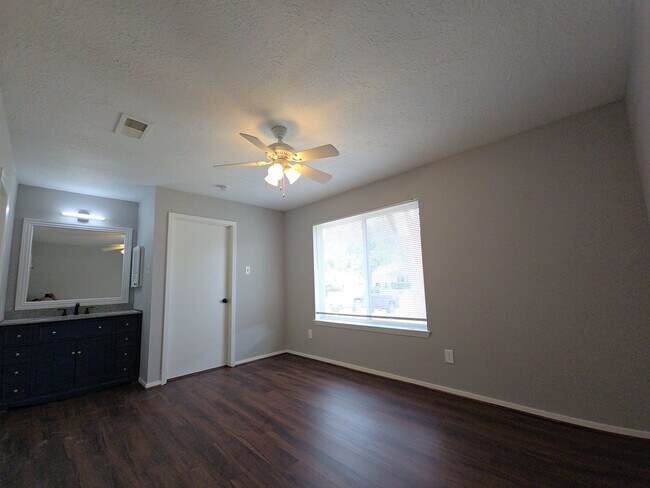 Building Photo - 19415 Southaven Dr