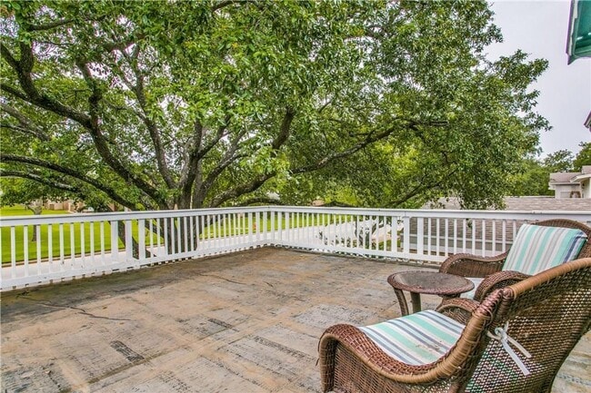Building Photo - Beautifully Crafted 2/2.5/2 Town Home in Euless!