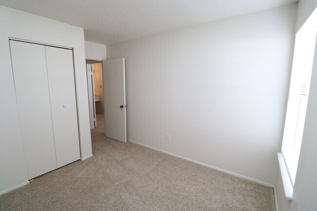Building Photo - 2 bedroom 1 bath condo near Town Center in Virginia Beach!