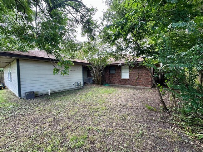 Building Photo - 530 Edgebrook Dr