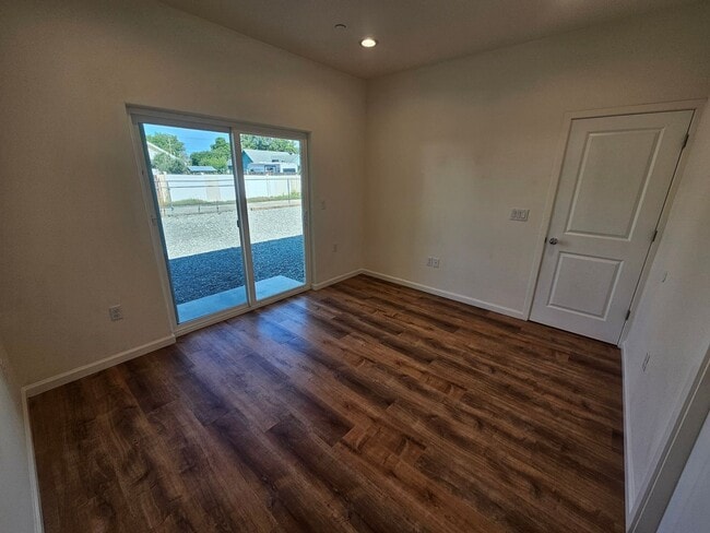 Building Photo - 3 Bedroom 2 Bathroom Duplex for Rent in Corning!