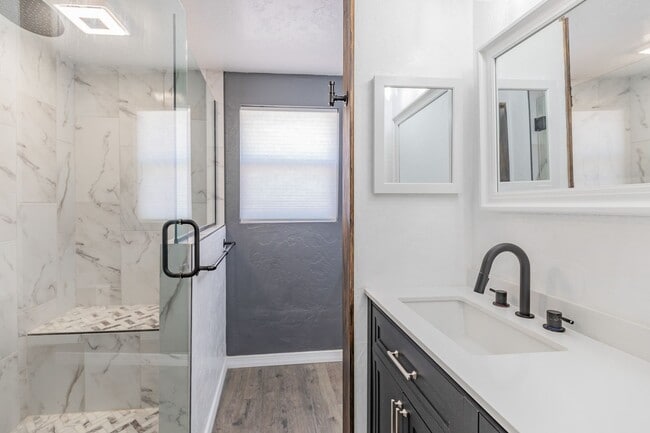 Building Photo - Charming 3 bedroom 2 bath Home - MOVE IN S...