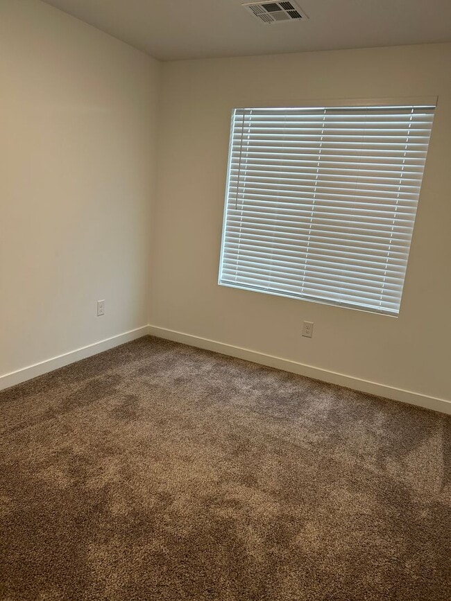 Building Photo - Charming Townhome