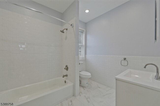 Building Photo - 26 Montrose Terrace