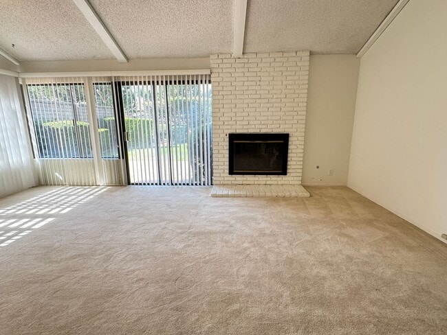 Building Photo - Beautiful Valencia 4 Bedroom Home