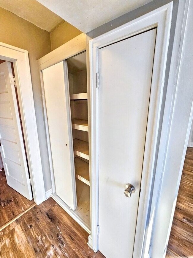 Building Photo - Spacious 3-Bedroom 1 Bathroom Apartment Ne...