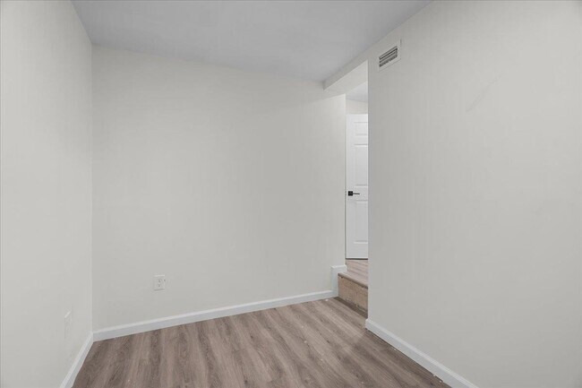 Building Photo - 400 Talaflo St