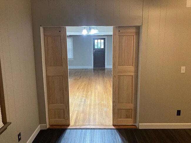 Building Photo - 3 bed 1 bath home for rent