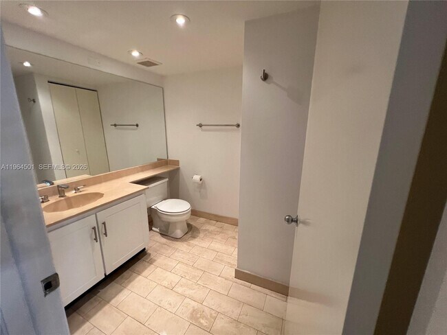 Building Photo - 1717 N Bayshore Dr