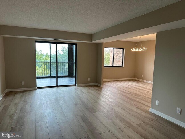 Building Photo - 5903 Mt Eagle Dr