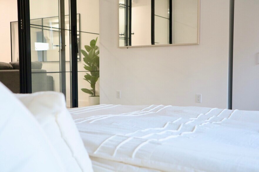 bedroom - furnished - 411 E Girard Ave