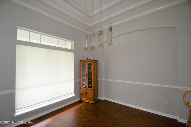 Building Photo - 925 Lotus Ln S