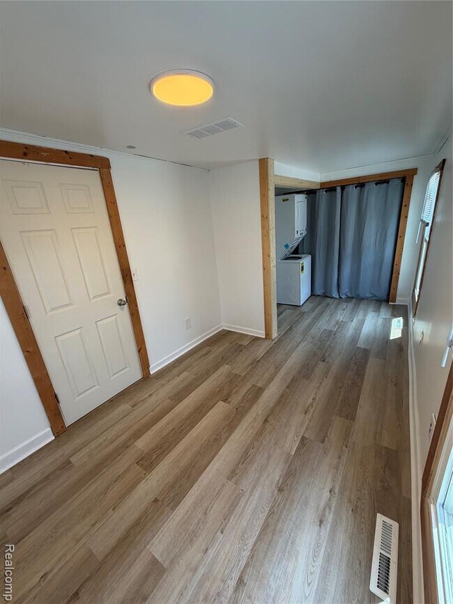 Building Photo - 31 Heights Rd