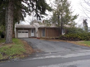 Building Photo - 3 Bedroom, 1 Bath