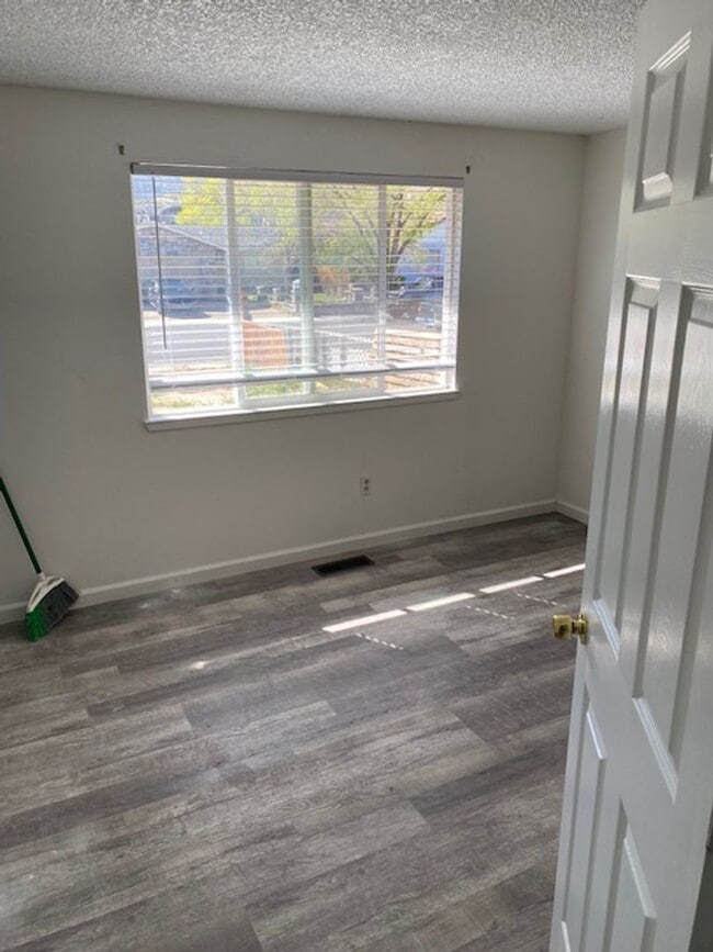 Building Photo - Spacious home on Large Lot