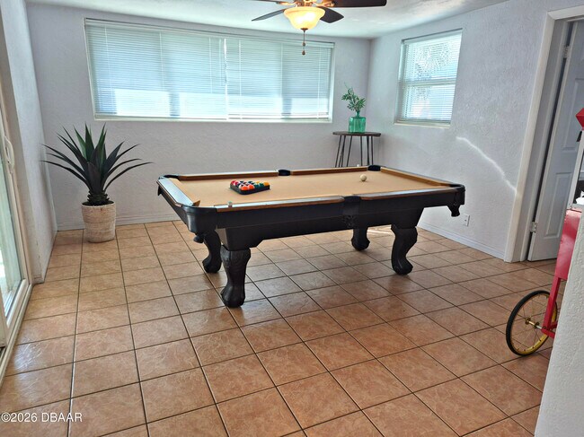 Building Photo - 737 5th St