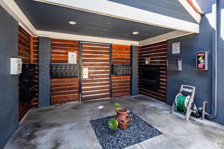 Entrance - 1821 5th St, 530 Rose Ave.