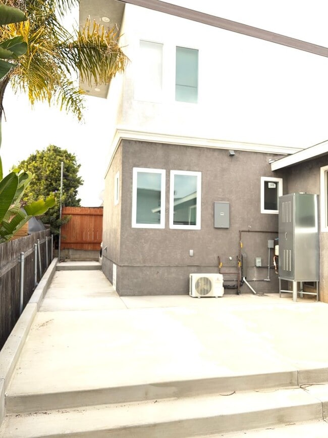 Building Photo - 3 bedrooms 3 baths home in San Diego. WATE...