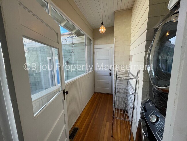 Building Photo - Charming Downtown Bungalow