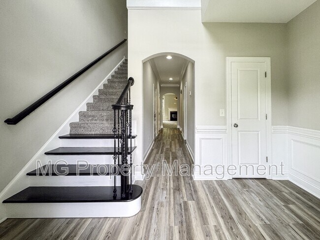 Building Photo - 2056 Oxford Heights