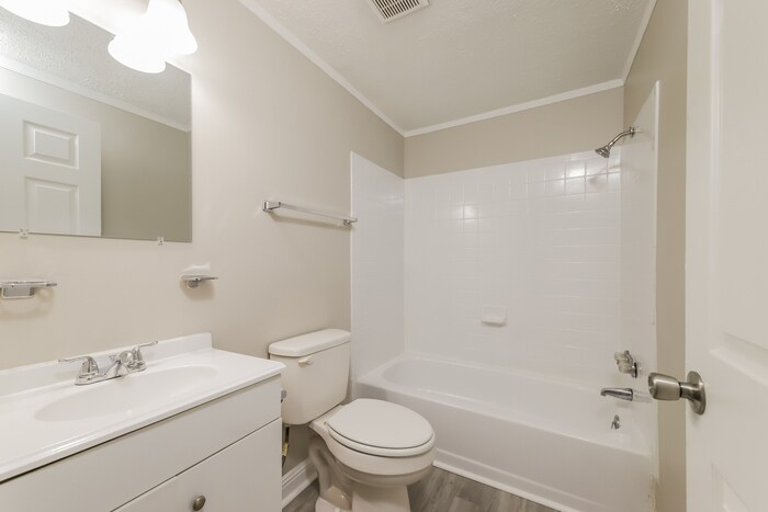 Building Photo - 1404 Waterloo Dr
