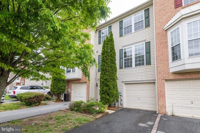 Building Photo - 1442 Pangbourne Way