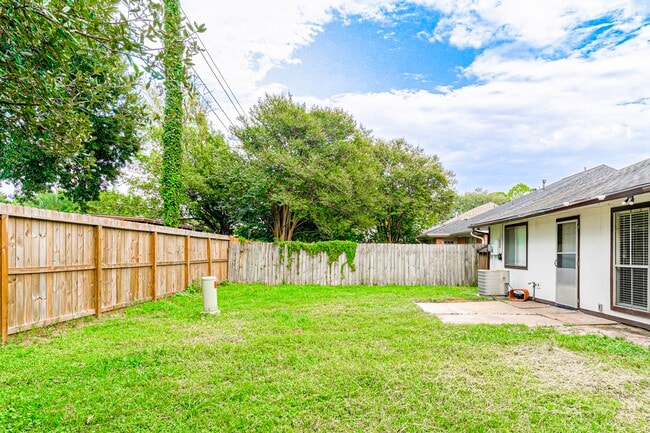 Building Photo - 22018 Kenlake Dr