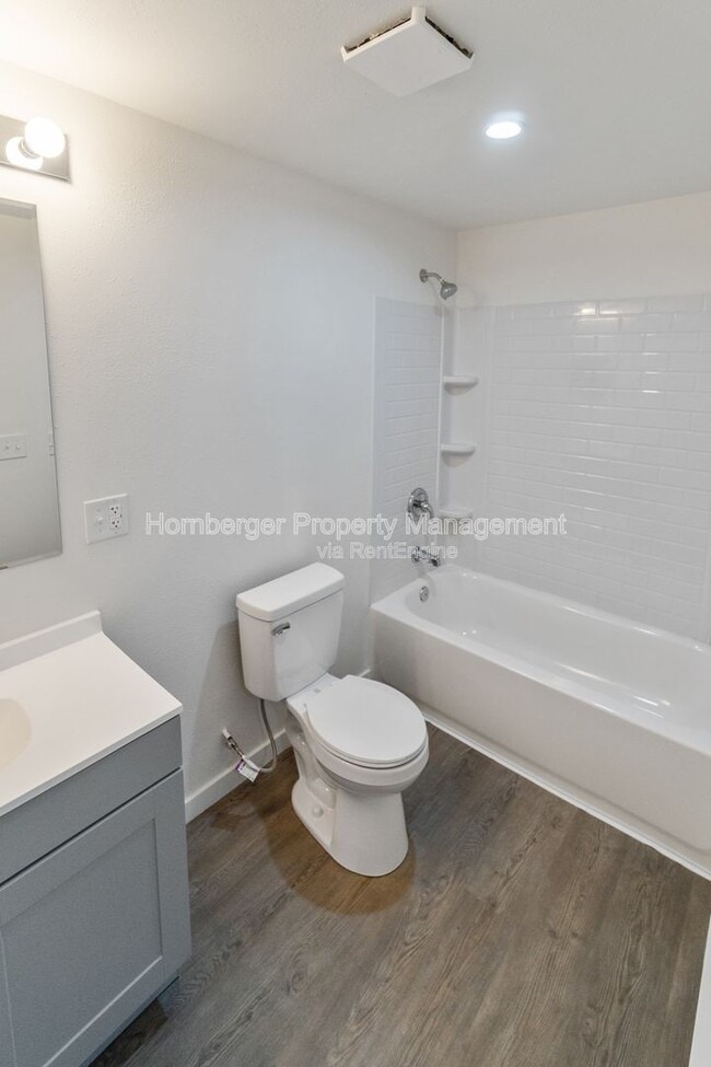 Building Photo - 911 E Bridgeport Ave