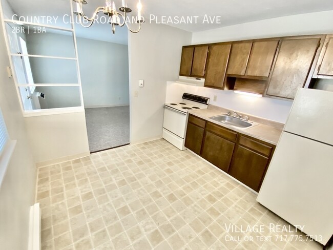 Building Photo - Roomy 2-bed end-unit w/ on-site laundry & ...