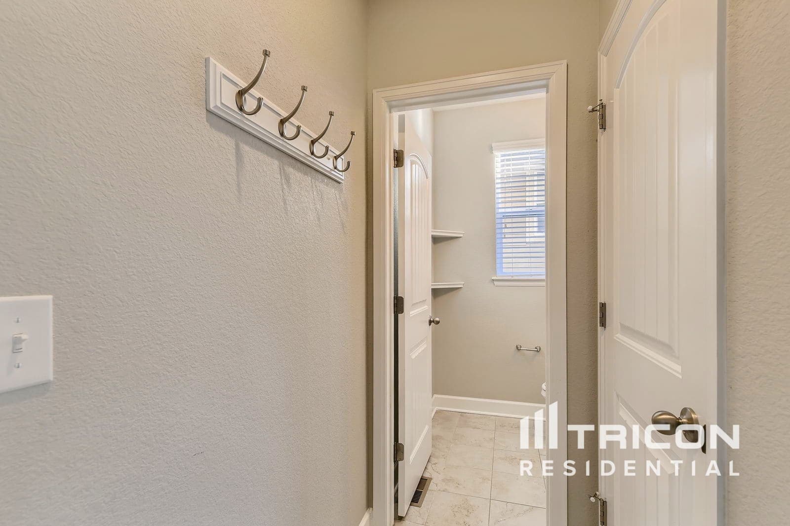 Building Photo - 7773 Oasis Dr