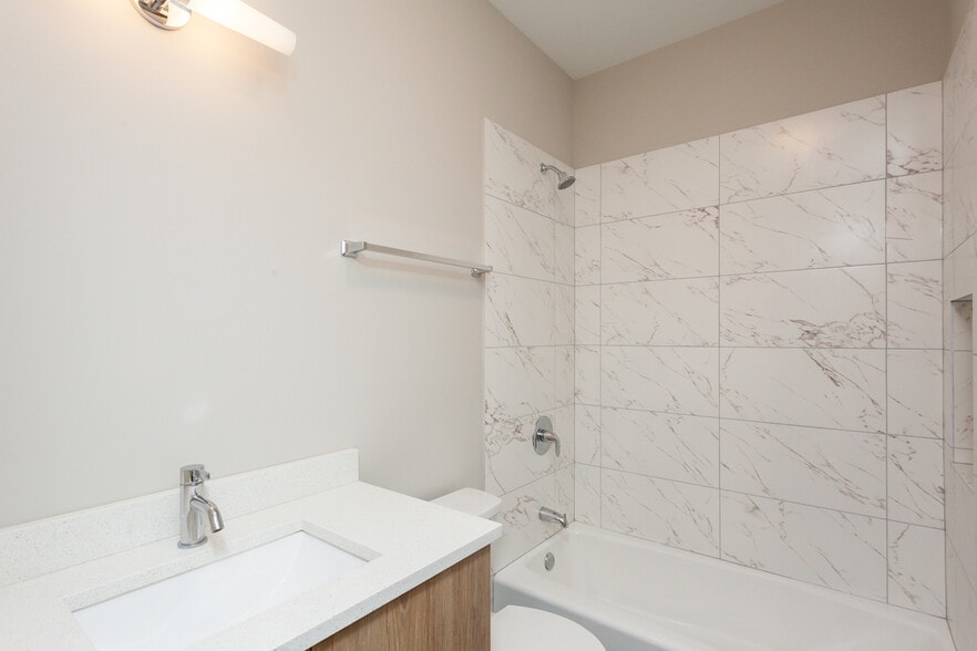 Building Photo - 1134 W 18th St